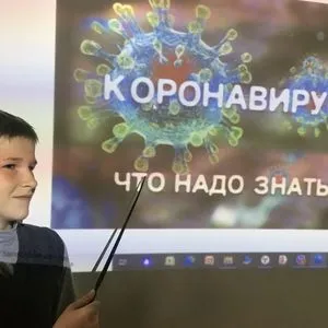 Если вирус ходит всюду, Как злодей из древней сказки, Я стесняться тут не буду, А надену вмиг ...( Повязку.)