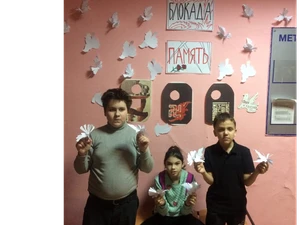 «Мосты нависли над Невой в блокадном Ленинграде»