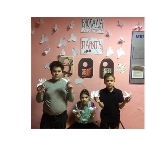 «Мосты нависли над Невой в блокадном Ленинграде»