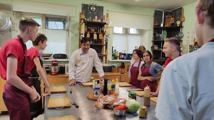 «ДЕТСТВО УХОДИТ, ЮНОСТЬ РЯДОМ»